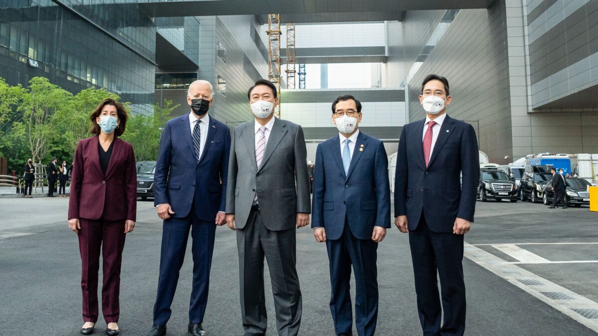 Advanced semiconductor fabrication cleanroom wafer inspection facility in Pyeongtaek South Korea